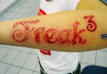 Fanatikus rajongó - húsig hatolt a penge !