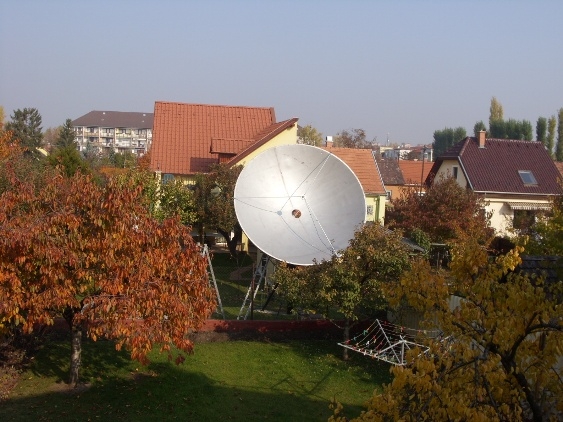 Egy laza kis parabola, a kert végében