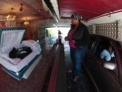 Autós ravatalozó Los Angelesben 🙁