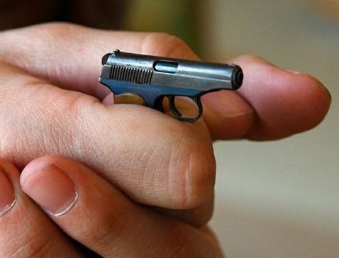 Pózolj fegyvernek látszó tárggyal :P