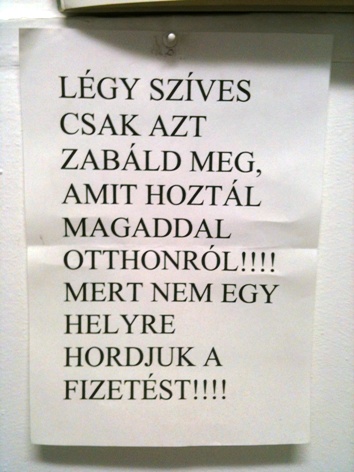 Felirat egy hűtő ajtón