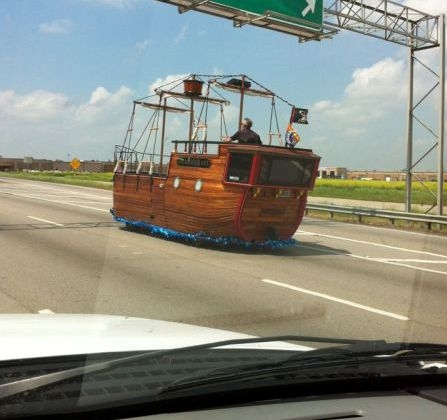 Eközben az autópályán . . .