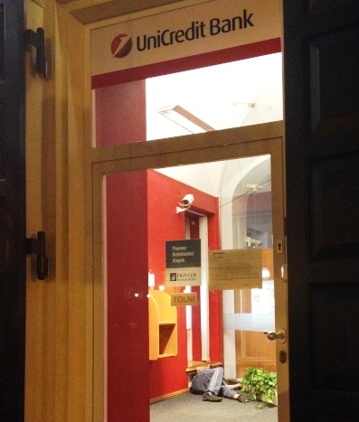 Az Unicredit szarik arra, hogy szarnak a bankjukban !