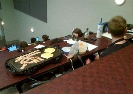 Eközben az egyetemen . . .