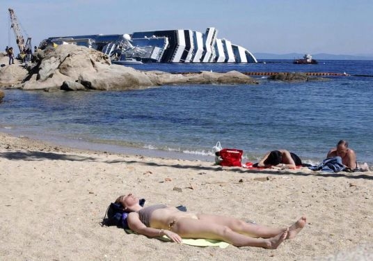 Eközben az olasz strandon . . .