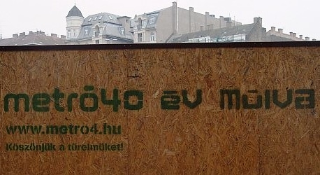 A 4-es metró egyik állomásánál