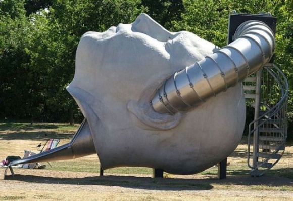 Erre mondják, hogy az egyik fülemen be, itt meg a torkon ki...