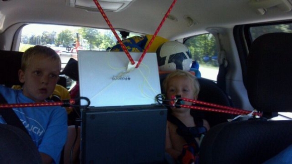 Extrák : beépített laptop...