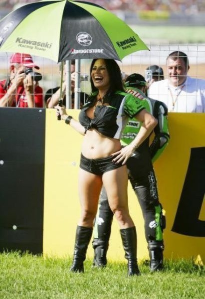 Egy hostess-nek mindenhol helyt kell állnia...