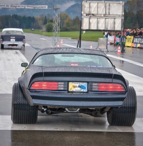 Eközben egy gyorsulási versenyen . . . 