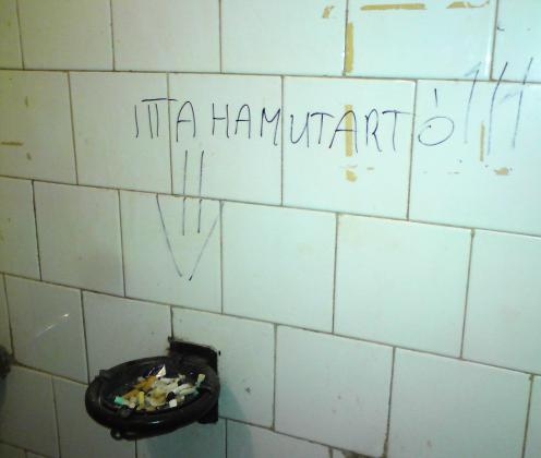 Egy pesti kocsma mosdójában . . . 