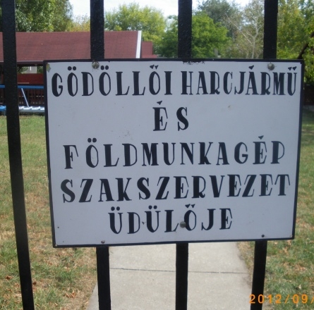 Eközben a Velencei tónál . . .