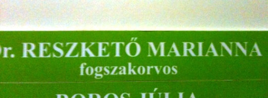 Eközben egy fogászati rendelőben 