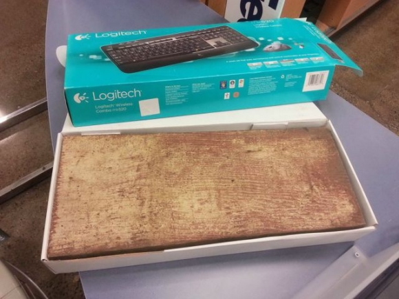 Ki  kéri a webáruház címét ?