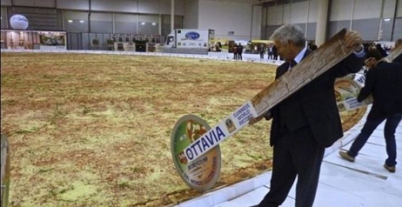 Egy szelet pizzát valaki?