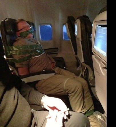 Nem tudta, hogyan kell viselkedni egy repülőn