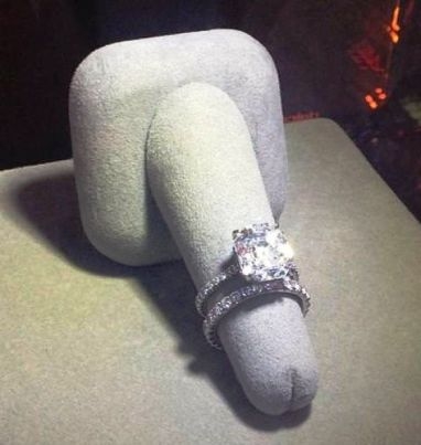 Eközben egy ékszerbolt kirakatában