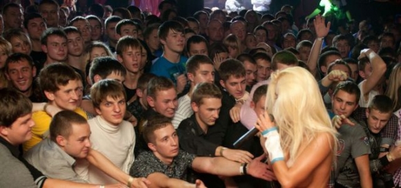 Topless fellépő a tinidizsiben...