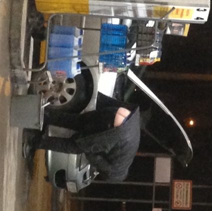 Eközben a benzinkúton