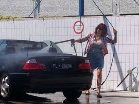 Adj neki, ne sajnáld :P