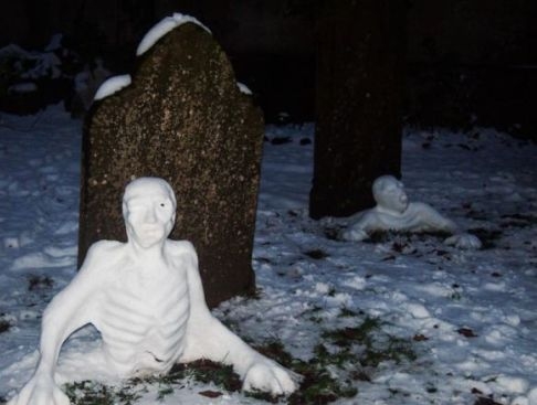 Éjszaka a temetőben . . .