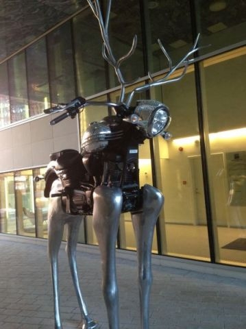 Nem tudjuk, mit szed a művész, de küldhetne belőle nekünk is...