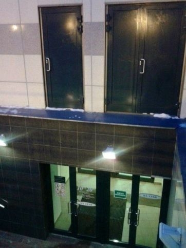 Az emeleti vészkijárat...