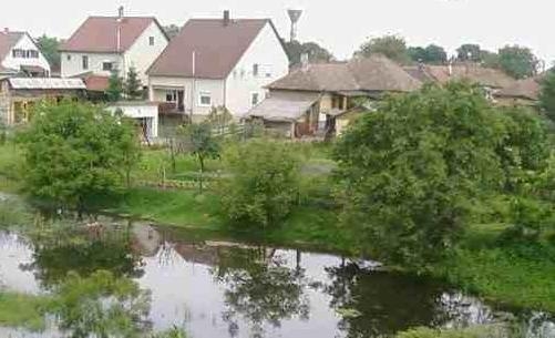 Belvíz van kertjében?