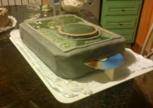 Amikor egy lemezlovas tortát kap . . .