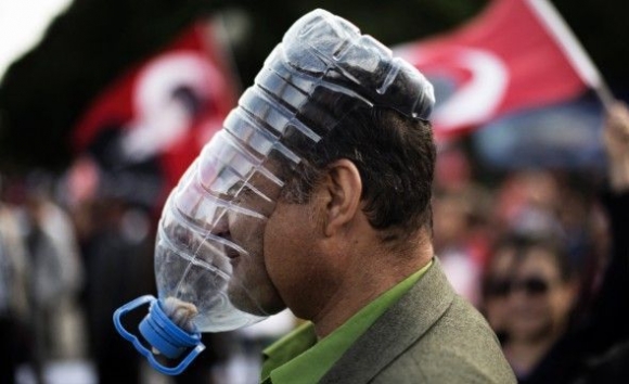 Gázálarc, minimálbéresek tüntetésére