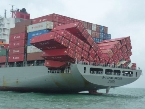 Eközben a tengeren . . .