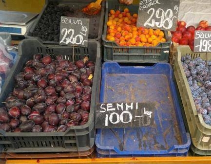 Eközben a piacon . . .