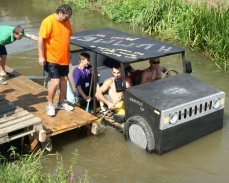 Ez a Hummer tényleg tud úszni!