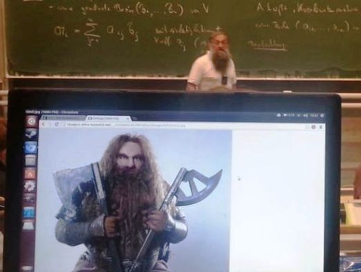 Eközben az egyetemen . . .