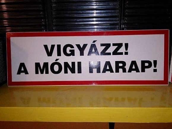 A kocsmánk bejáratánál...