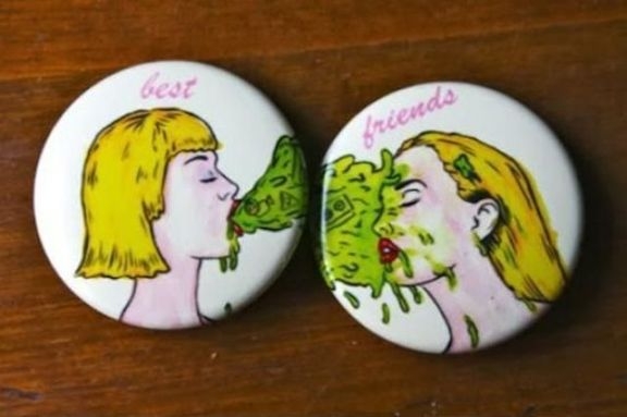 Kitűző bulibarátoknak