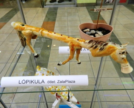 Testet öltött a lópikula