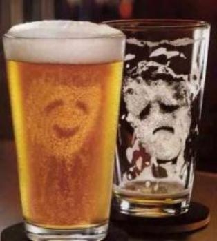 Egy jó sör olyan, mint a női mell . . . 
