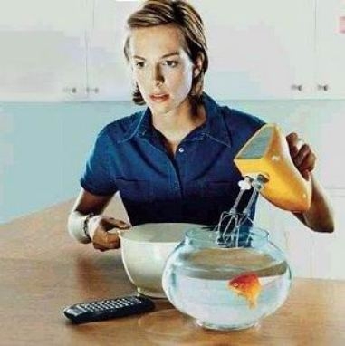 Anyu épp a kedvenc sorozatát nézi ...