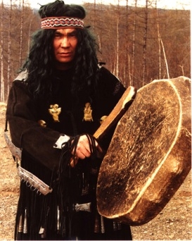 Hogy hívják a félelmet elűző sámánt?