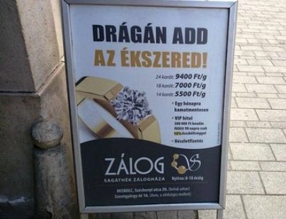 Bruce Willis zálogházat nyitott Miskolcon