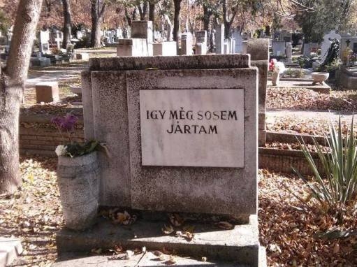 Eközben a temetőben . . .