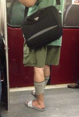 Ő tudja, hogy nem divat a pacsker zoknival