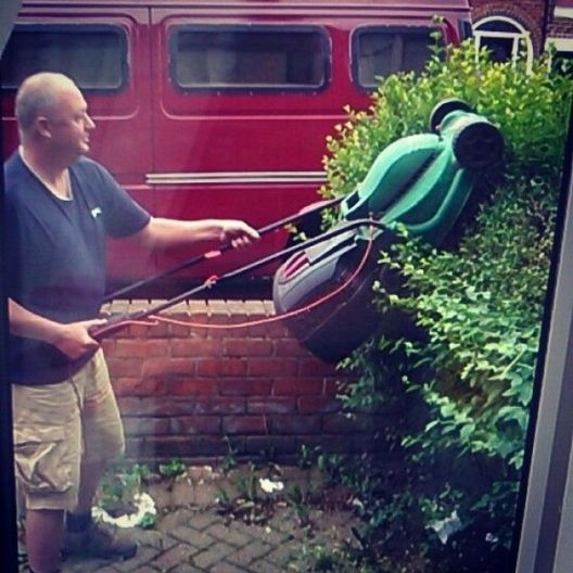 Sövénynyírás - rosszul csinálja fater!