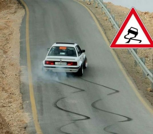 Csúszós útszakasz . . .