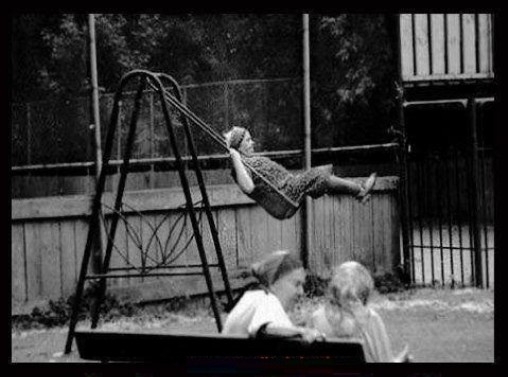 Gizike még 12 éves korában szorult bele a hintába