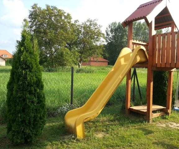 Csúszda a gyereknek . . .