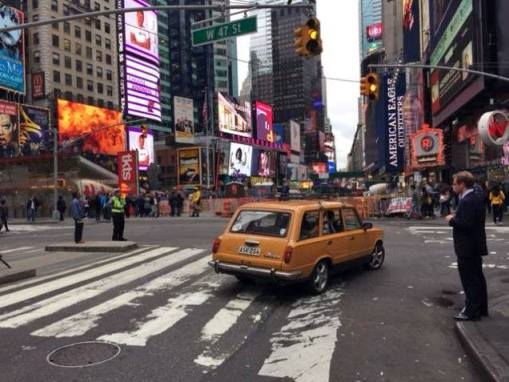 Eközben New York-ban