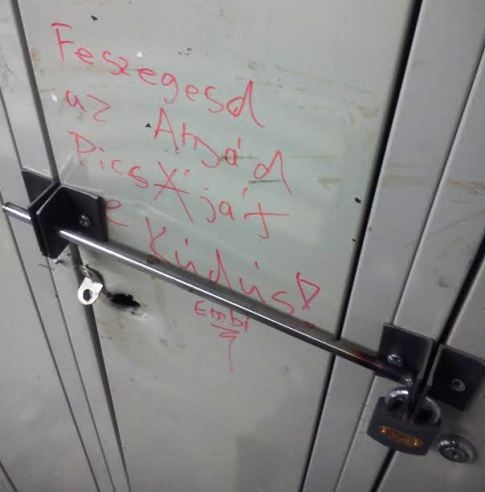 Eközben a melóhelyen . . . 