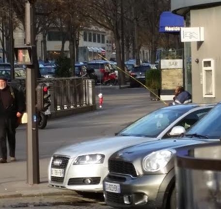Eközben Párizsban